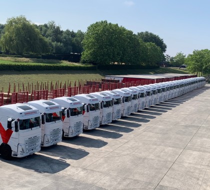 17 nouveaux camions VOLVO chez Vandecasteele Houtimport